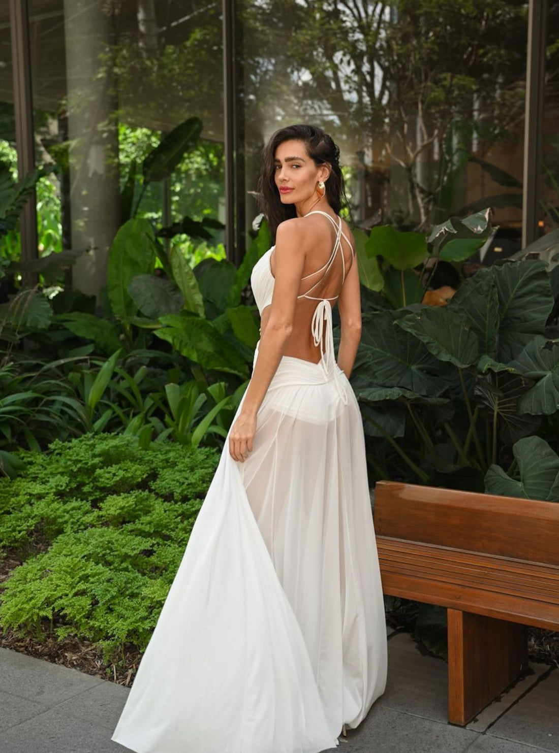 ALUNA – Weißes Boho Maxikleid Damen | Sommerkleid mit Cut-Out, Rückenfrei & Schmuckverzierung