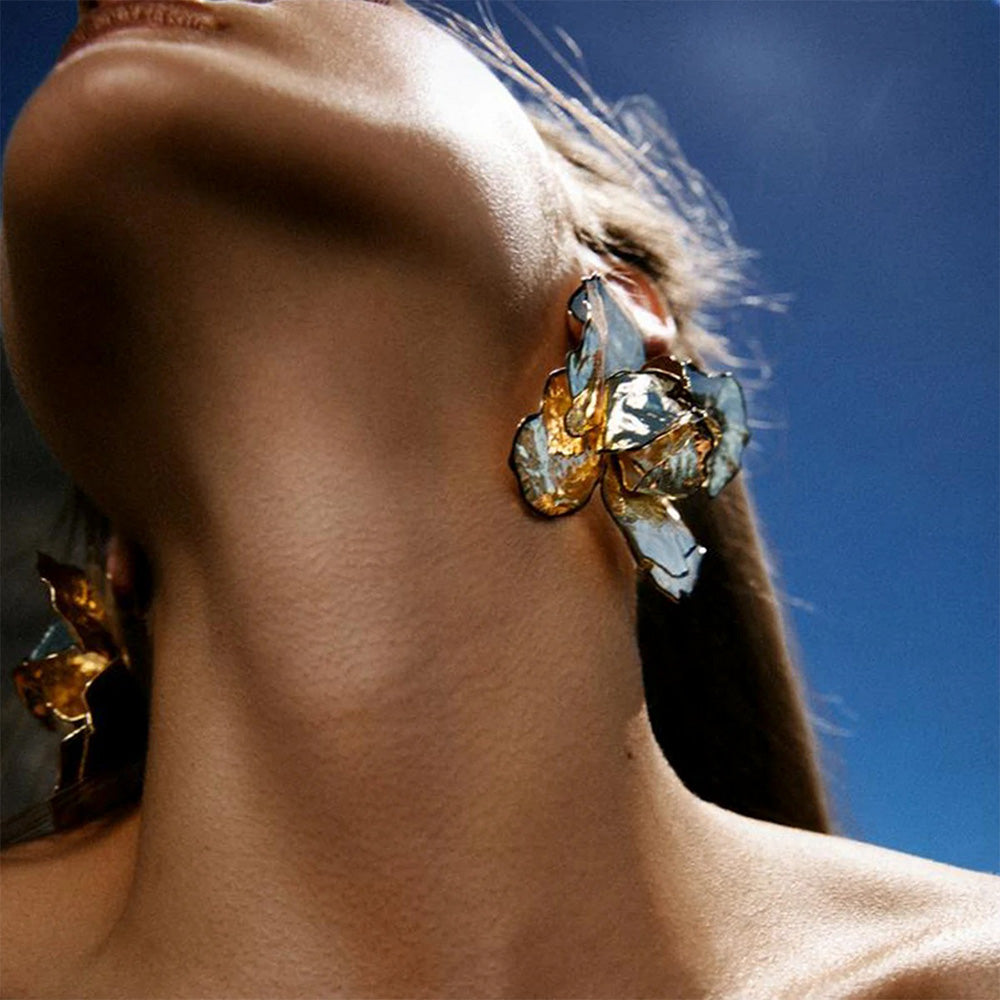 Elegante Blüten-Statement-Ohrringe in Gold und Schwarz