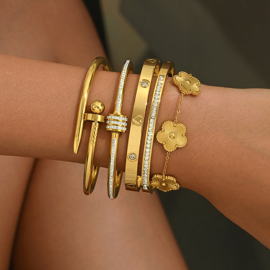 Goldenes Armband-Set: Zeitlose Eleganz