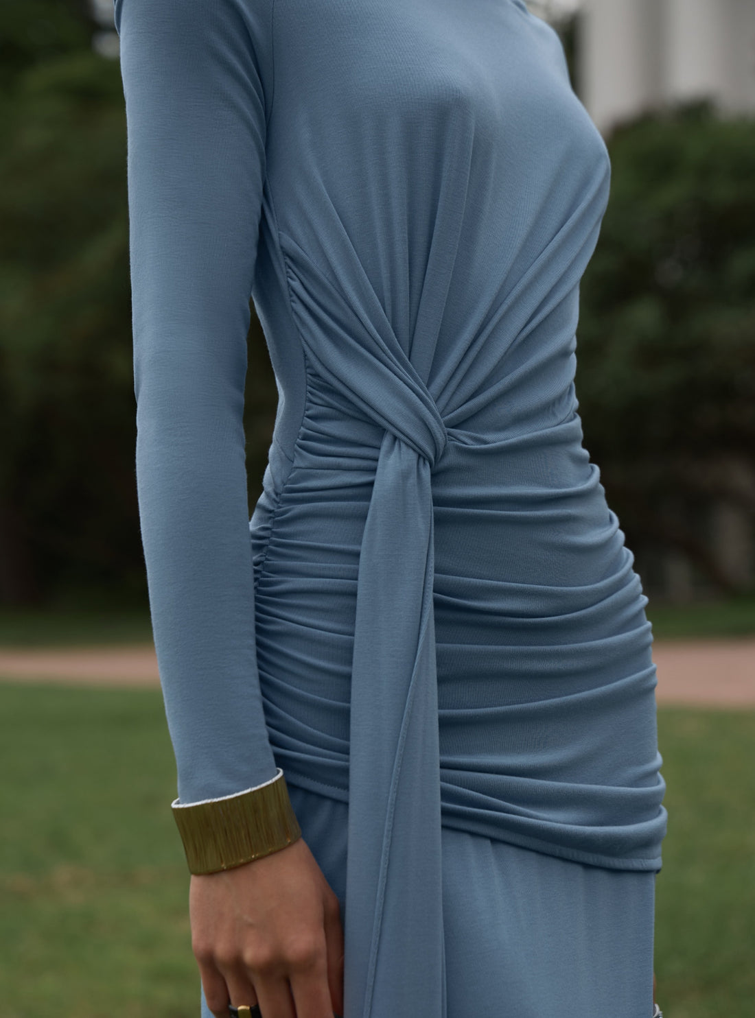 Monea Abendkleid Blau – Elegantes Maxikleid mit Drapierung & Cut-Out Schulter