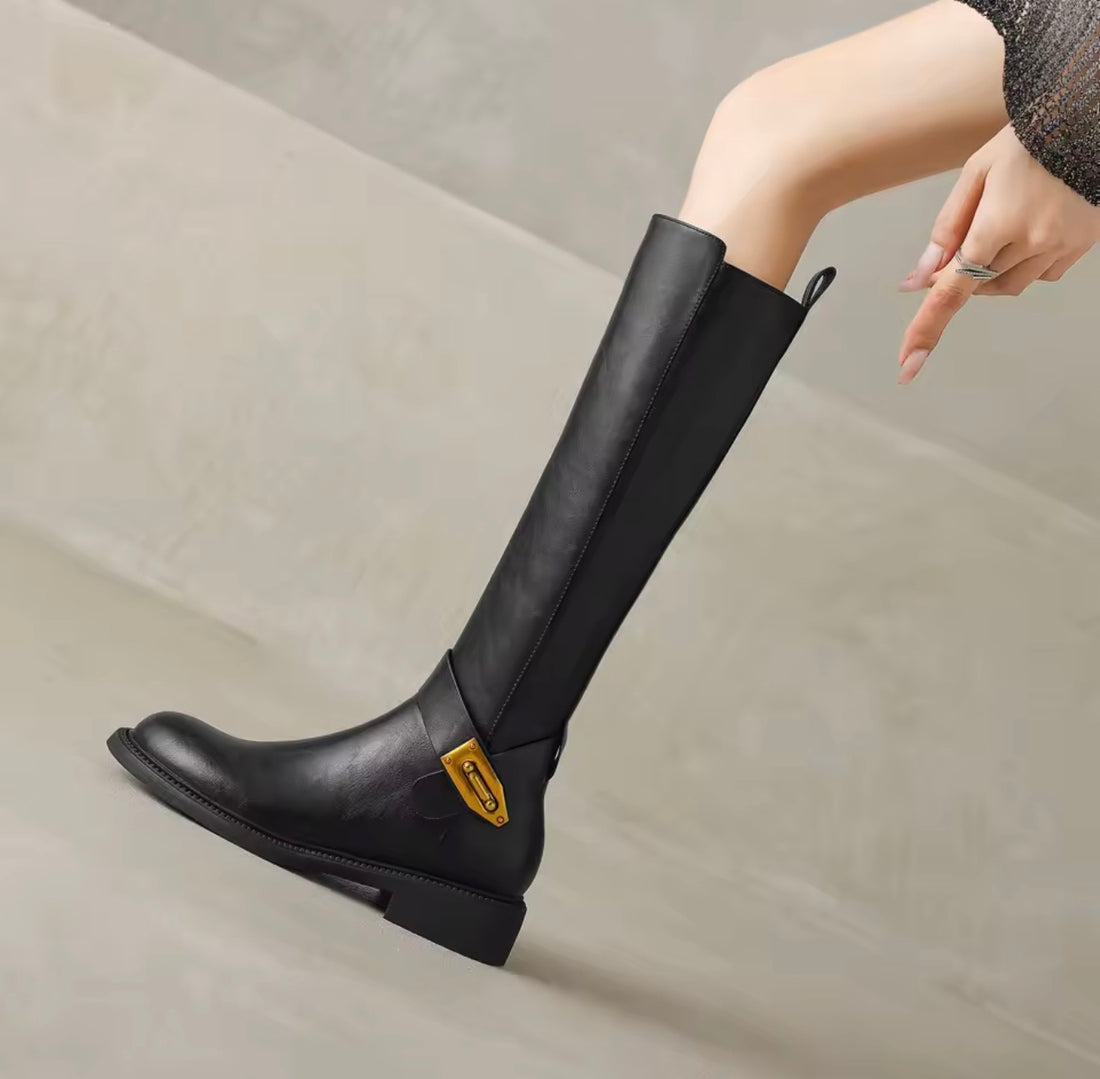 EQUESSENZA Damen Reitstiefel aus Rindsleder – Kniehohe Lederstiefel mit goldener Schnalle in Schwarz & Braun
