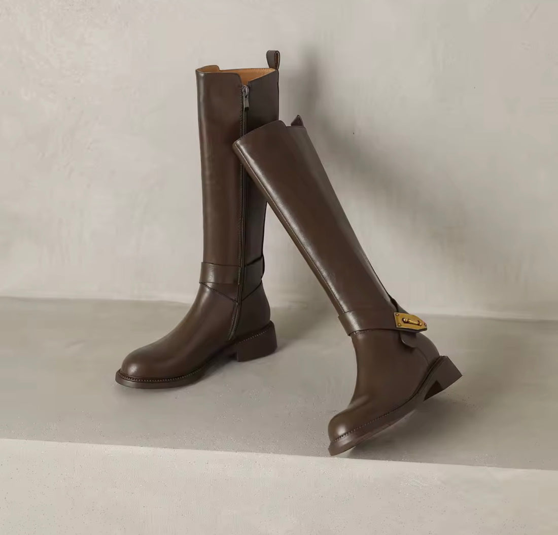 EQUESSENZA Damen Reitstiefel aus Rindsleder – Kniehohe Lederstiefel mit goldener Schnalle in Schwarz & Braun