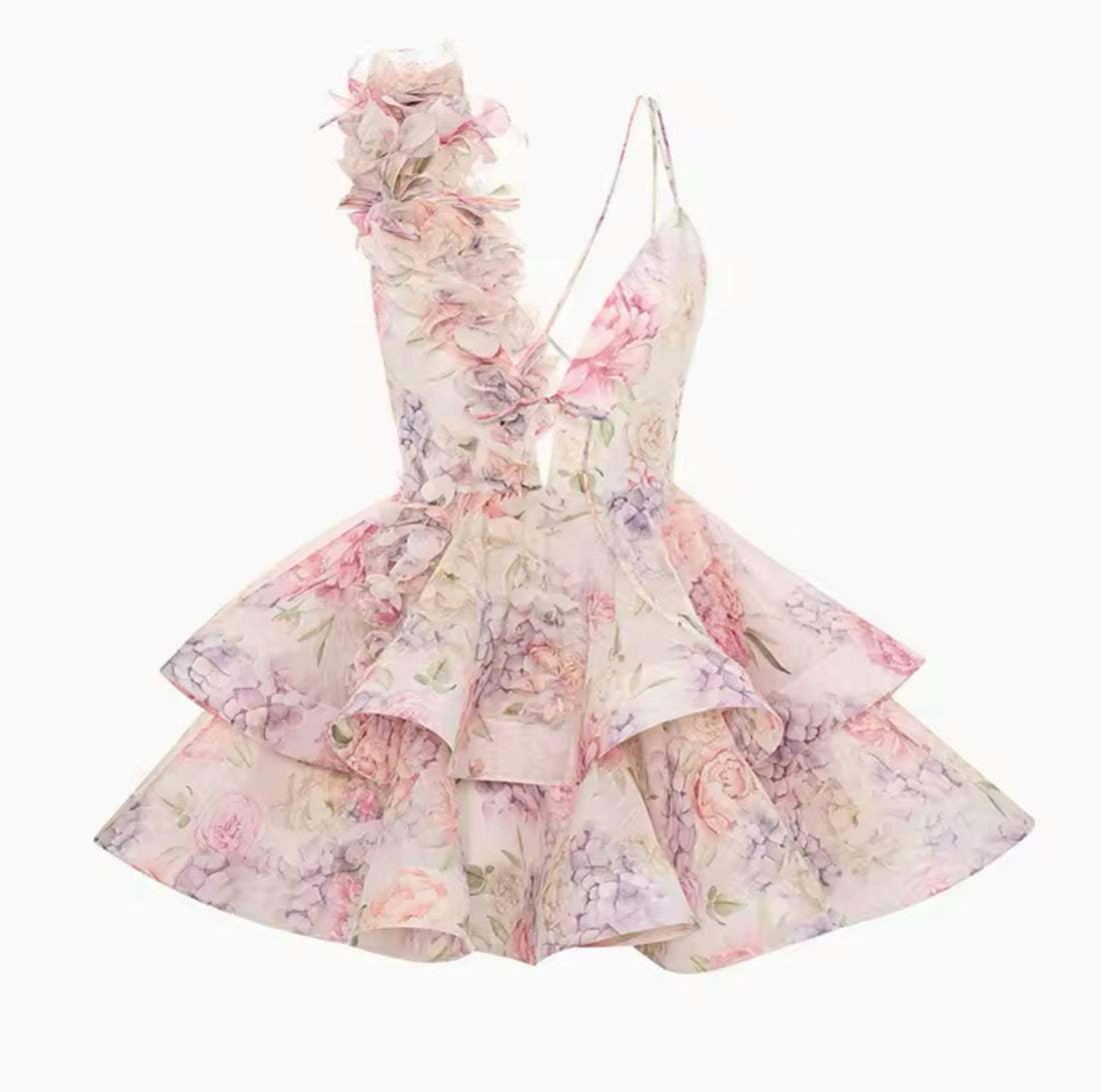 Ethereal Bloom – Elegantes Volantkleid mit Blütenapplikationen
