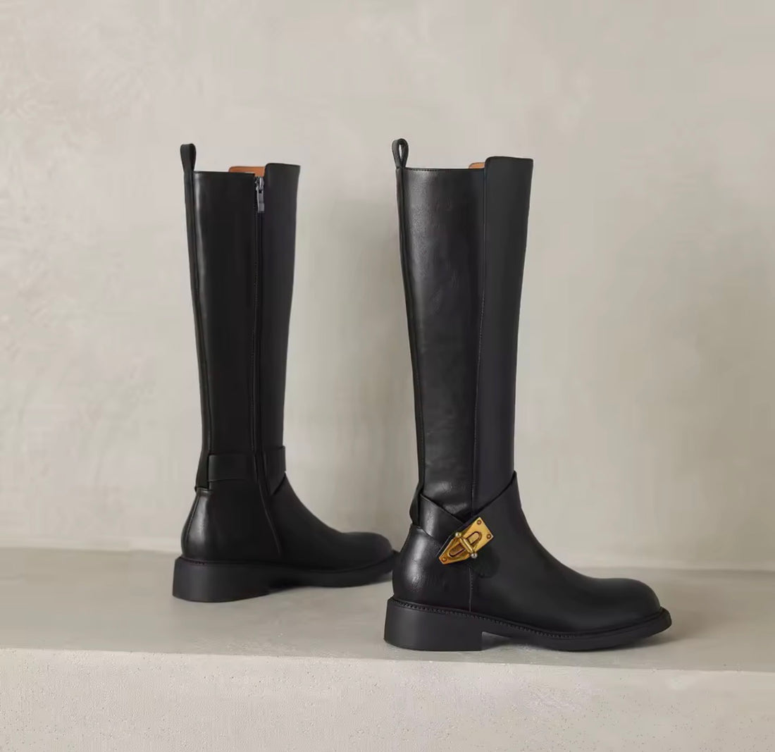 EQUESSENZA Damen Reitstiefel aus Rindsleder – Kniehohe Lederstiefel mit goldener Schnalle in Schwarz & Braun