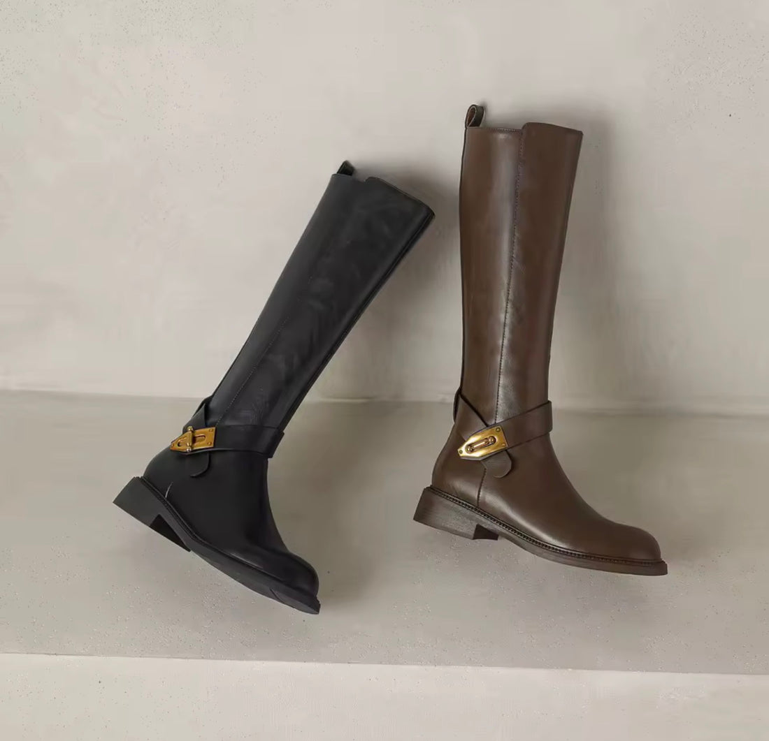 EQUESSENZA Damen Reitstiefel aus Rindsleder – Kniehohe Lederstiefel mit goldener Schnalle in Schwarz & Braun