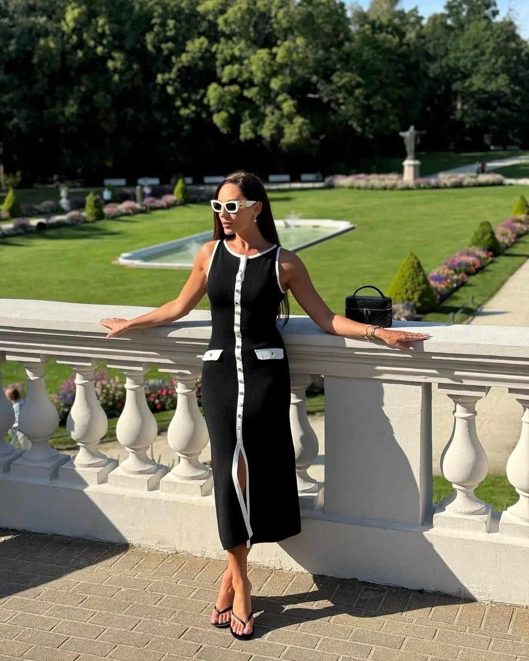 Elegantes Bodycon-Kleid in Schwarz-Weiß mit Kontrast-Details