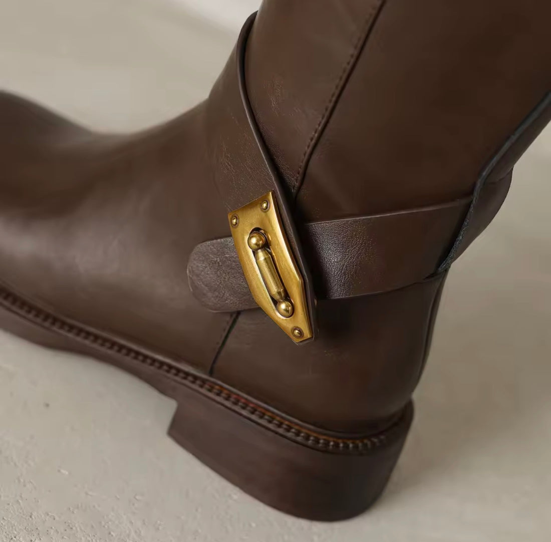 EQUESSENZA Damen Reitstiefel aus Rindsleder – Kniehohe Lederstiefel mit goldener Schnalle in Schwarz & Braun