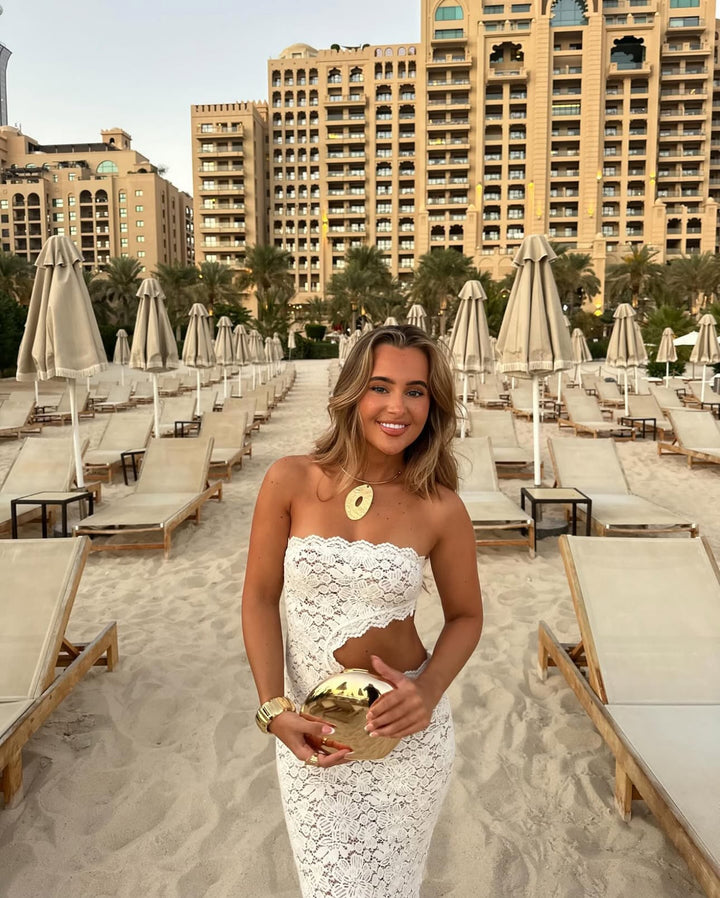 Strandglanz – Weißes Spitzen-Maxikleid mit Cut-Out