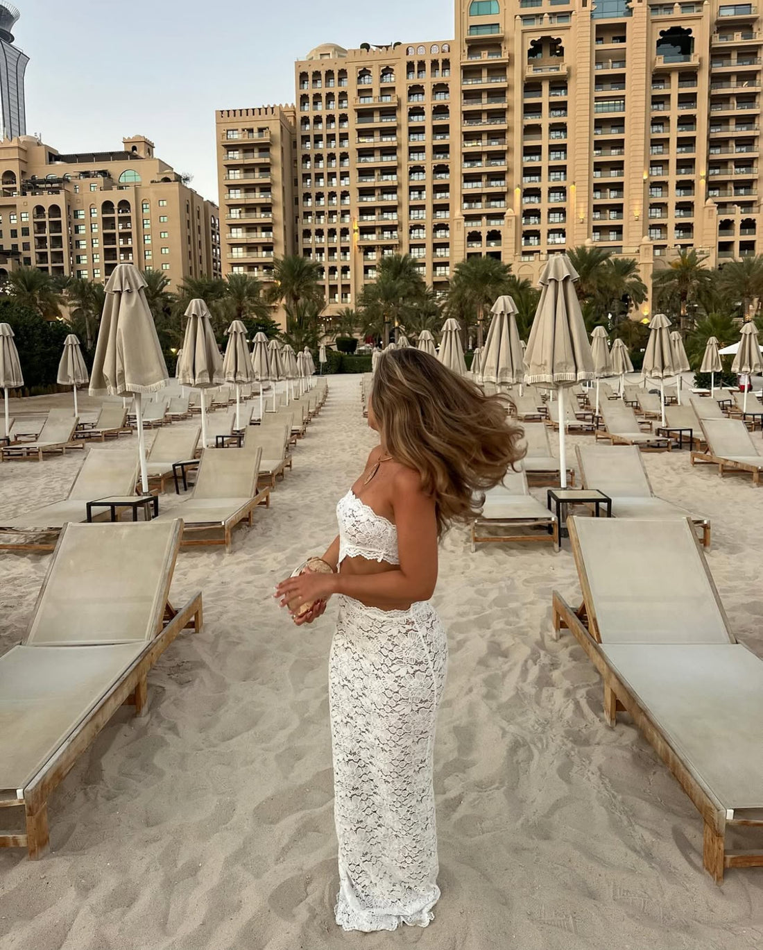 Strandglanz – Weißes Spitzen-Maxikleid mit Cut-Out