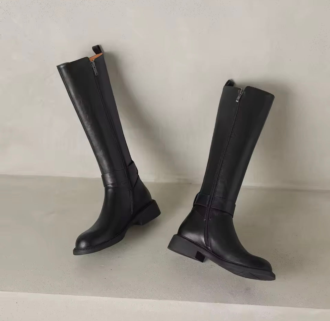 EQUESSENZA Damen Reitstiefel aus Rindsleder – Kniehohe Lederstiefel mit goldener Schnalle in Schwarz & Braun