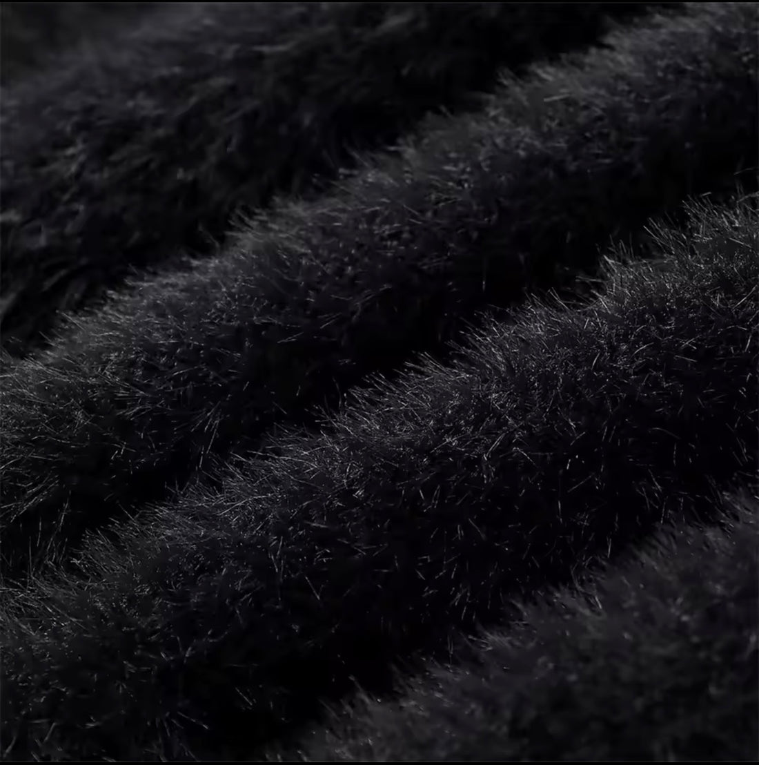 Zeyra – Elegante Schwarze Strickjacke Damen | Flauschiger Cardigan mit Glitzer Knöpfen