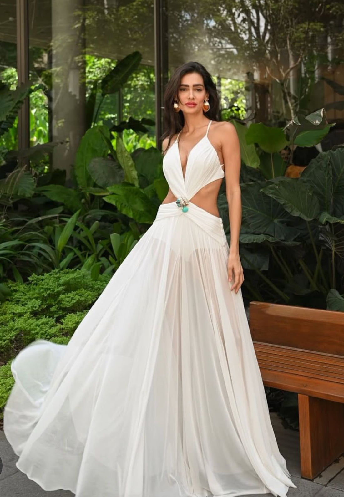 ALUNA – Weißes Boho Maxikleid Damen | Sommerkleid mit Cut-Out, Rückenfrei & Schmuckverzierung