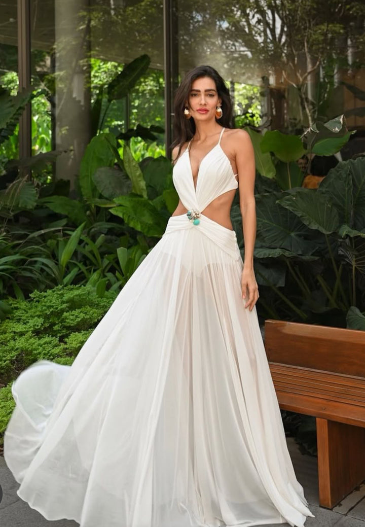 ALUNA – Weißes Boho Maxikleid Damen | Sommerkleid mit Cut-Out, Rückenfrei & Schmuckverzierung