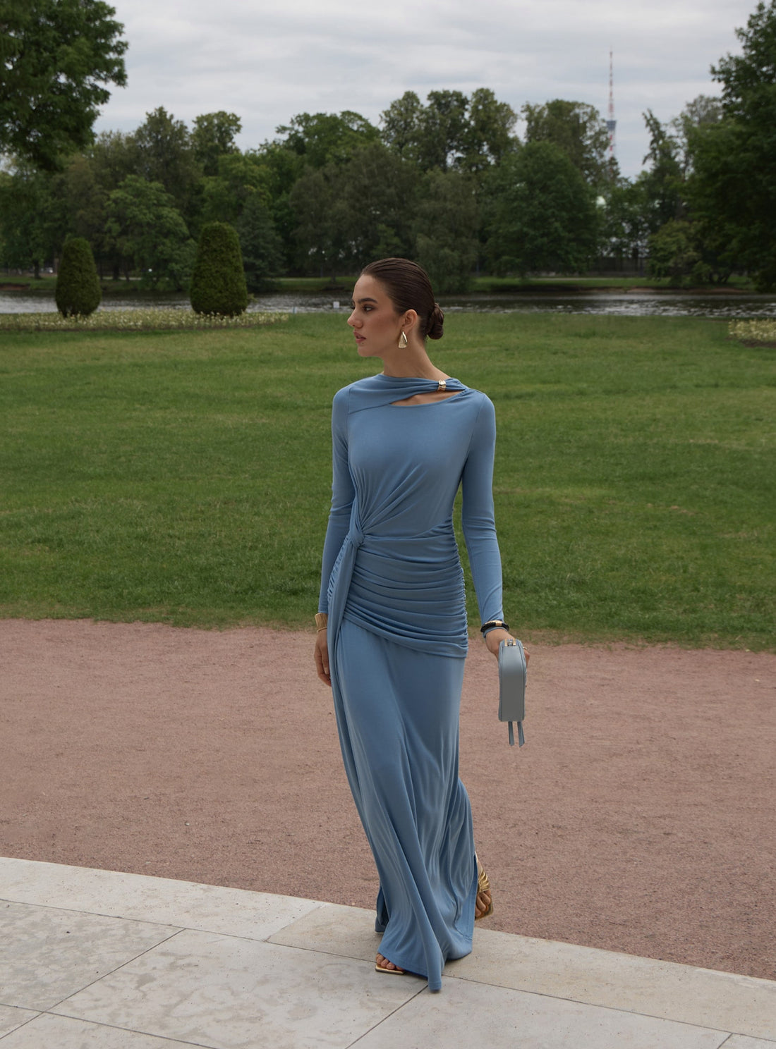 Monea Abendkleid Blau – Elegantes Maxikleid mit Drapierung & Cut-Out Schulter