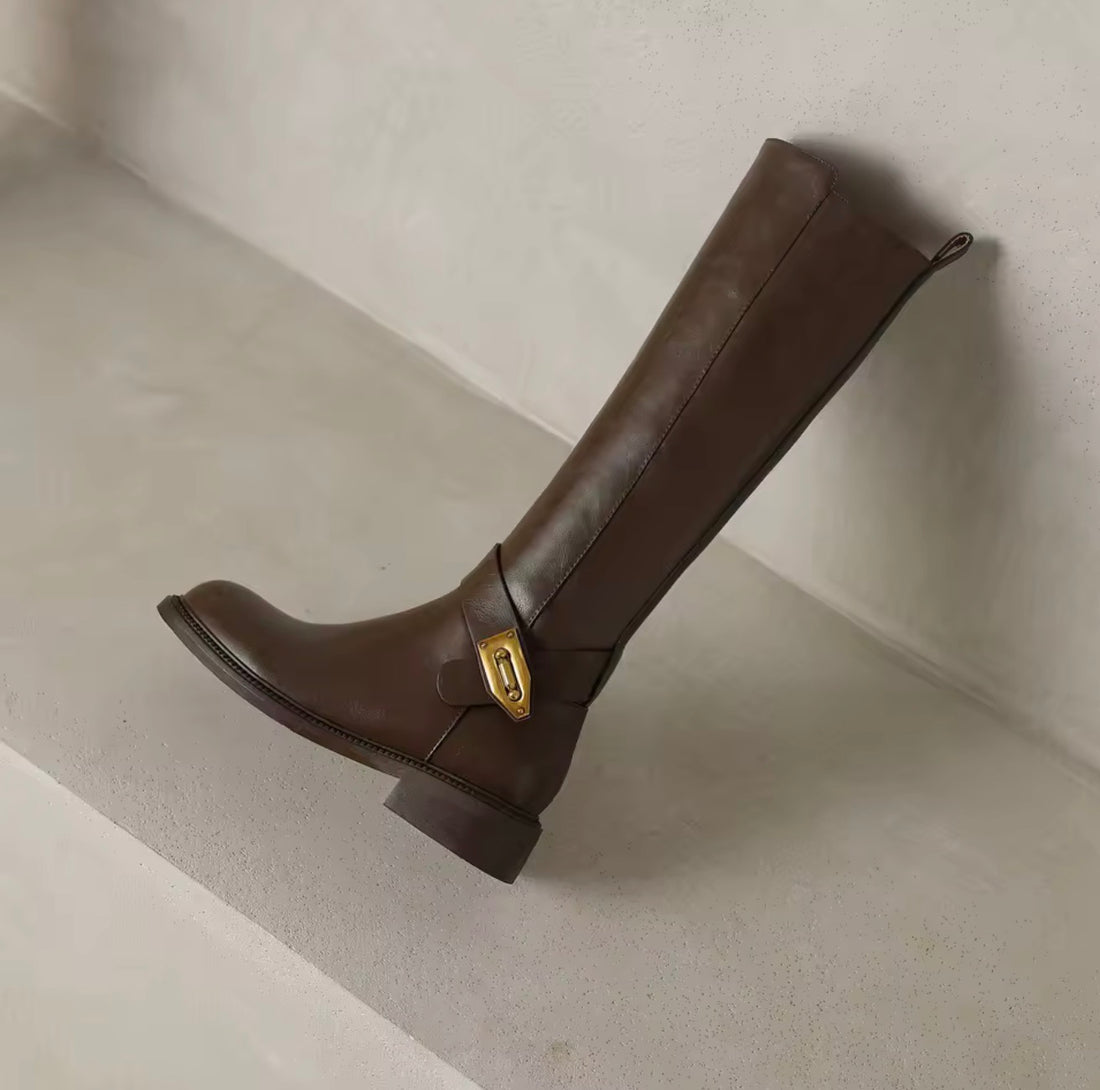 EQUESSENZA Damen Reitstiefel aus Rindsleder – Kniehohe Lederstiefel mit goldener Schnalle in Schwarz & Braun