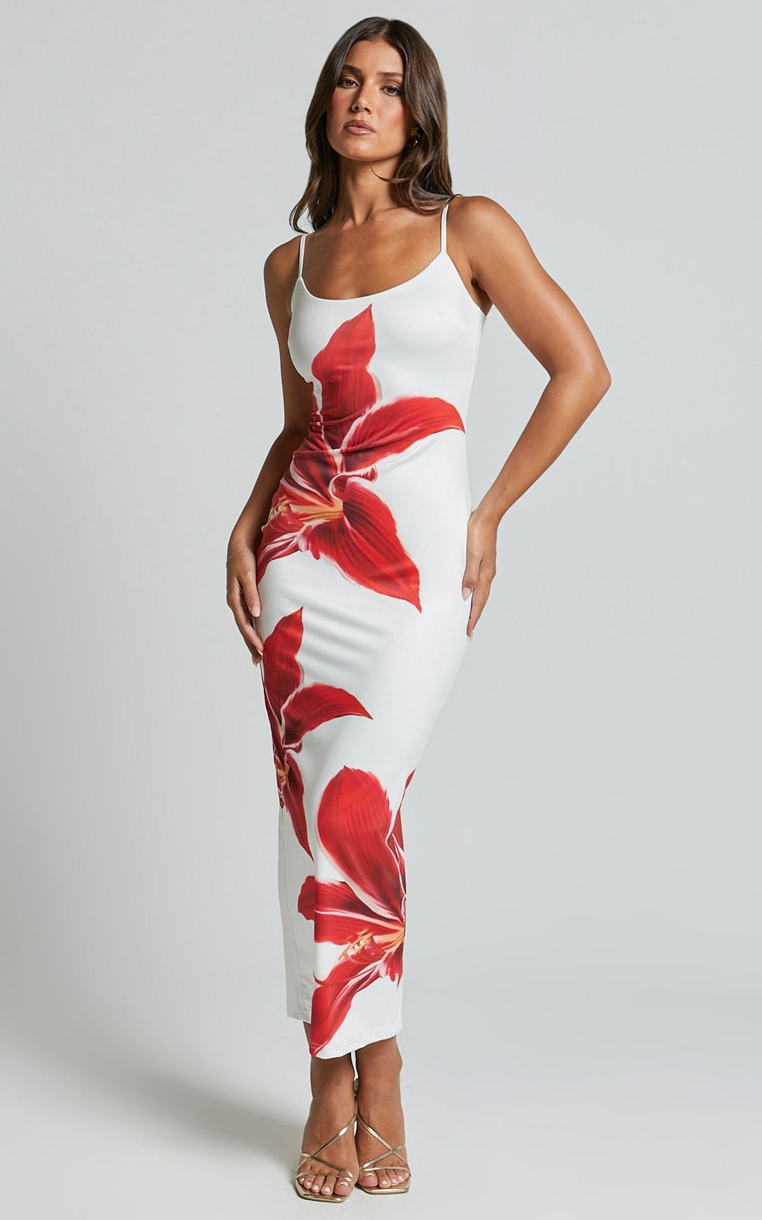 Robe longue blanche à fleurs rouges