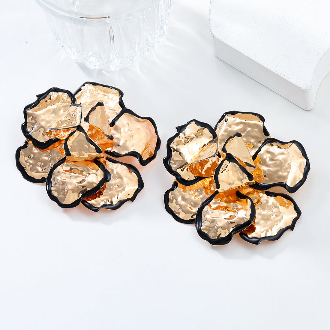 Elegante Blüten-Statement-Ohrringe in Gold und Schwarz
