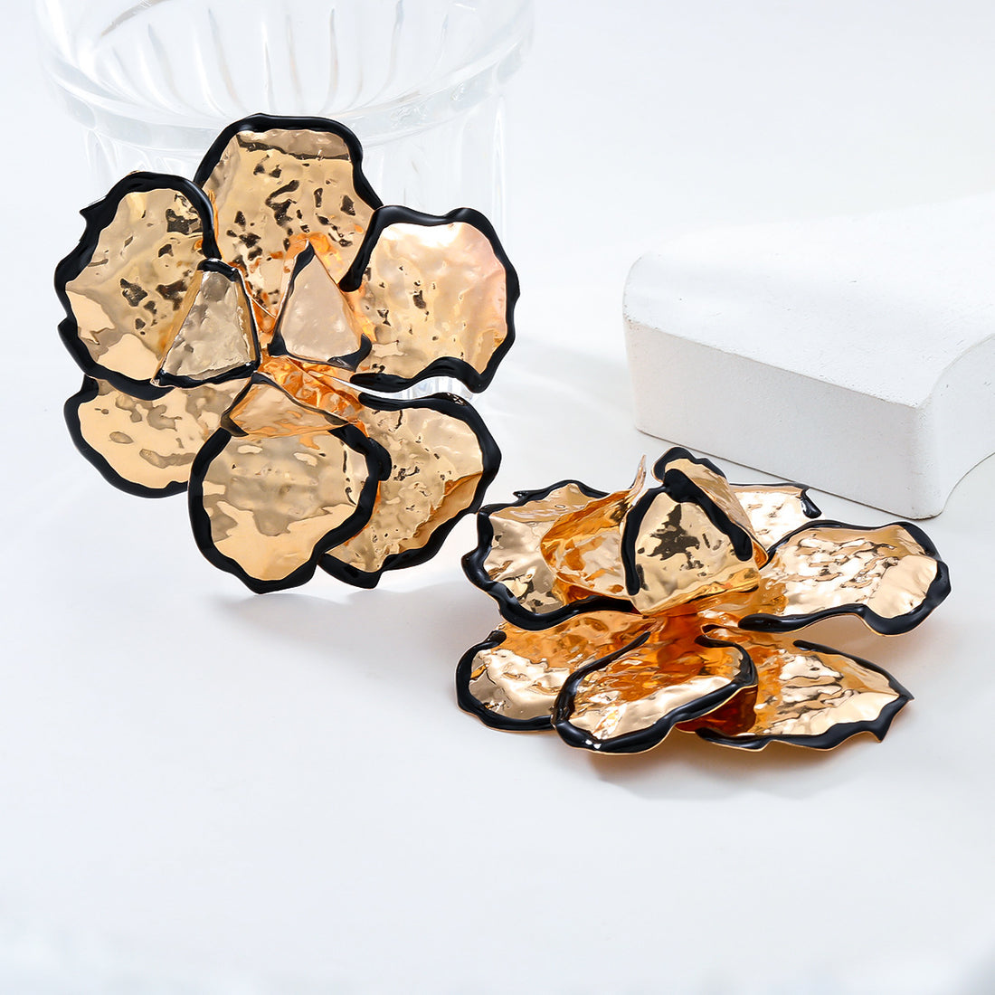 Elegante Blüten-Statement-Ohrringe in Gold und Schwarz